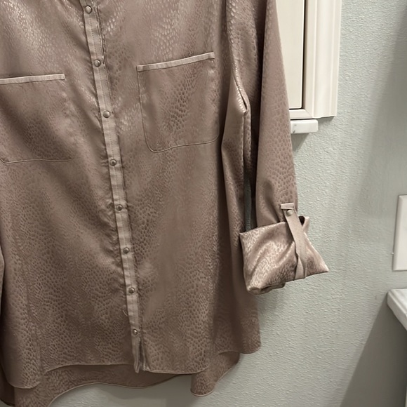 Gold T Tahari blouse ⭐️ - Picture 4 of 5